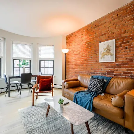 Bright And Cozy Studio Apartment